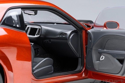 1/18 Dodge Challenger R/T Scat Pack fuselaje ancho Sinamon Stick 2022 por Autoart 7773 - Imagen 13 de 17