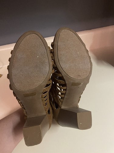 Sandalias G by GUESS Jelus con tiras para mujer 9,5 M tela marrón tacón ancho punta abierta - Imagen 7 de 9