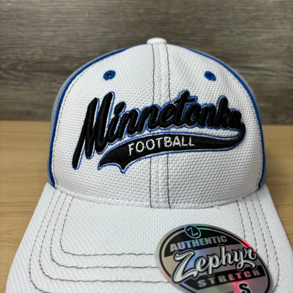 Boné de futebol Minnetokna ajustado pequeno branco Minnesota High School Skipper - Imagem 3 de 4