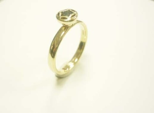 Anillo De Banda Con Zafiro Fancy Pulido De Oro Amarillo De 9 Quilates. - Imagen 2 de 3