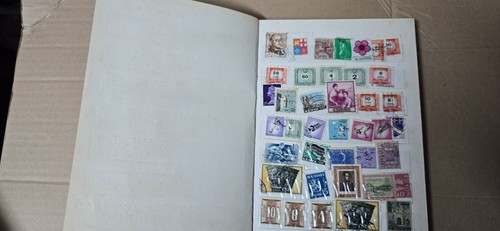 Lotto vecchio album di Francobolli da tutto il mondo - Foto 1 di 4