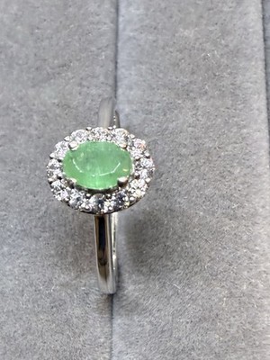 Brasilianischer Smaragd, weißer Zirkon Ring, Rhodium über Sterlingsilber, Gr. 8