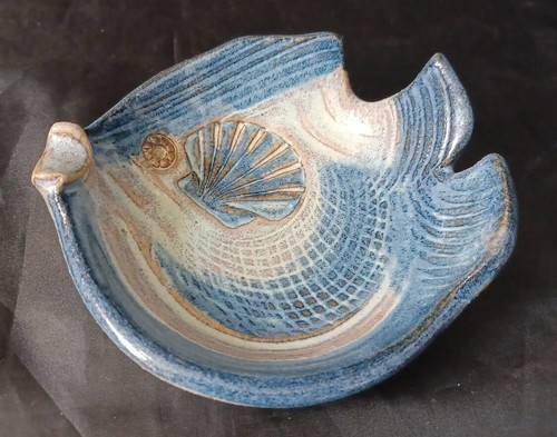 VINTAGE FISH GLAZED CERAMIC ASHTRAY / SOAP DISH MCM RETRO TIKI BOHO BEACH DECOR - Picture 3 of 12