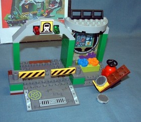 JUNIORS, TMNT: TURTLE LAIR SET 10699 - LEGO - 2014 - USED