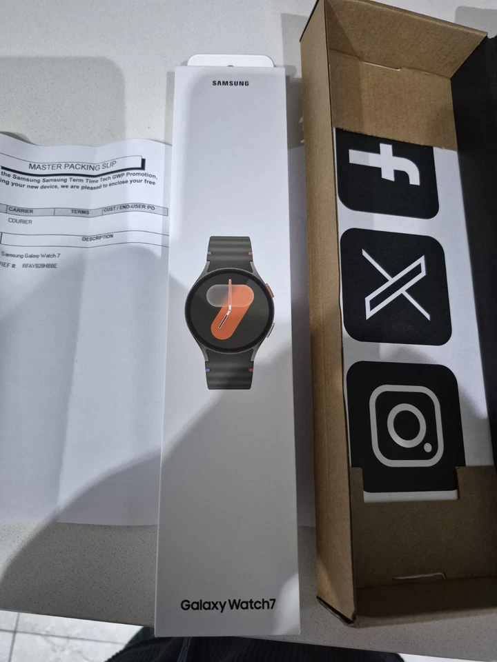 Brand New Sealed Samsung Galaxy Watch 7 40mm Bluetooth Smartwatch Green GPS New - Image 2 of 4