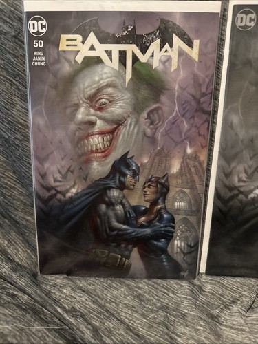 2 Stück - Batman 50 Scotts Lucio Parrillo One Virgin Var NM+ - Bild 2 von 3