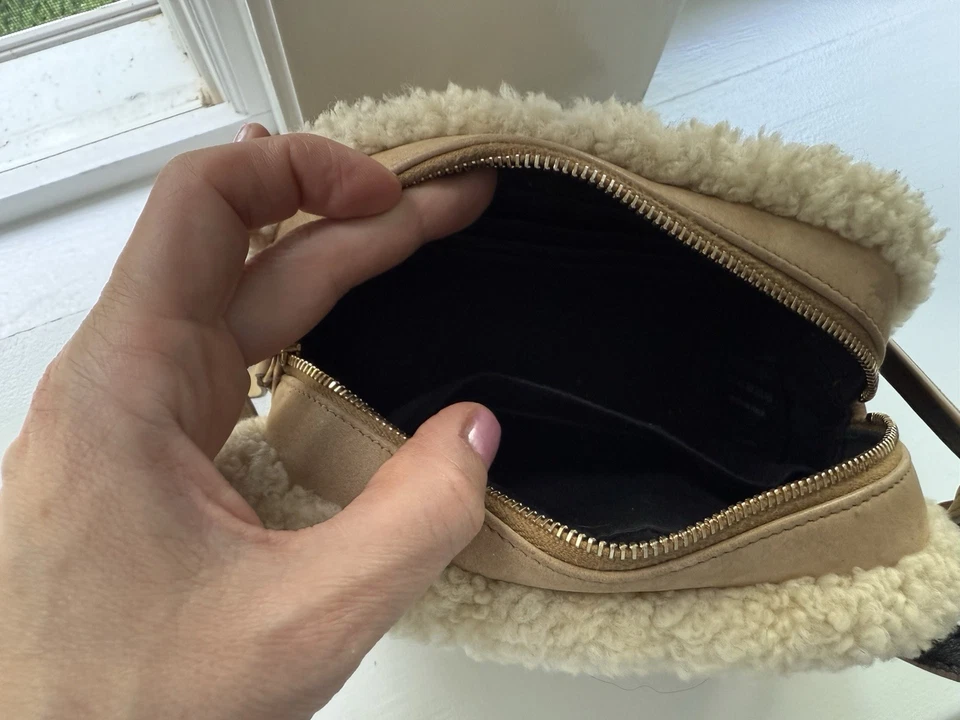 Bolso Saint Laurent Lou de gamuza con ribete de piel de oveja Foto 4 de 4