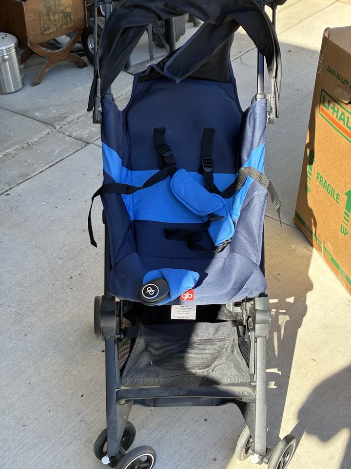 Cochecito de viaje ligero ultracompacto todo terreno azul noche gb Pockit+. Usado Foto 2 de 3