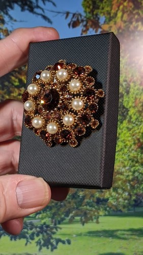 Vintage Brilliant Cut Rhinestones & Faux Pearls Glass Brooch, in Gift Box. 47mm - Picture 10 of 14