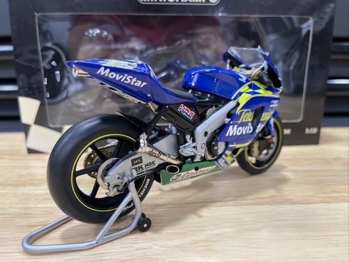 Minichamps 1/12 Scale 122 041015 - Honda RC211V S. Gibernau MotoGP 2004 - Picture 7 of 18
