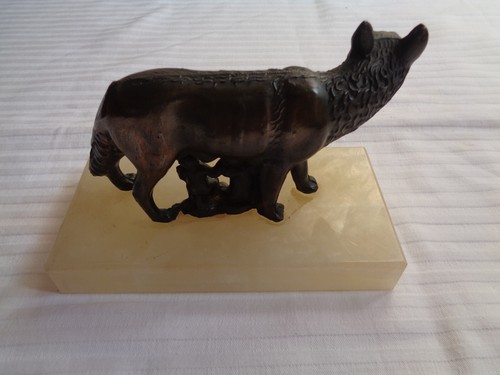 STATUE DER WÖLFIN VON ROM ROMUS UND ROMULUS STILLEND AUF MARMOR- ODER ONYXSOCKEL - Bild 2 von 7