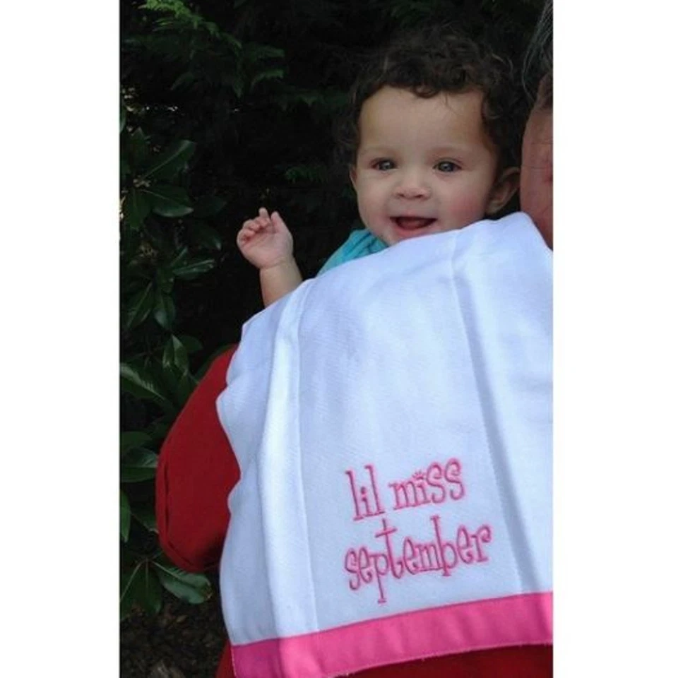 Juego de 2 toallas bordadas de tela de eructo Future Beauty Queen, Lil Miss June Foto 2 de 3