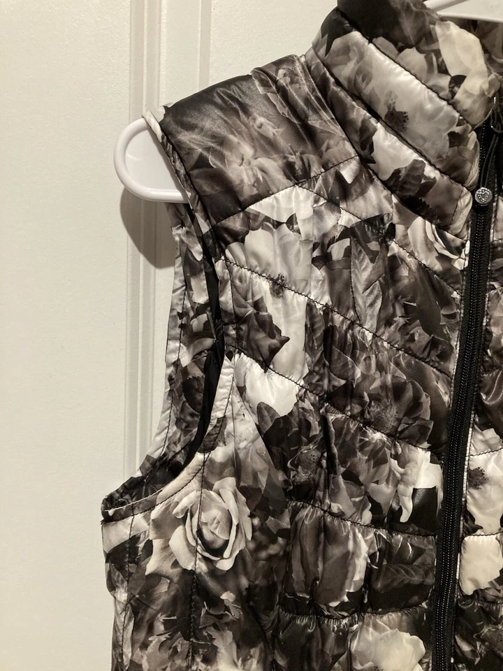 Betsey Johnson Performance Women's Black White Floral Puffer Vest Medium Zipper - Image 4 of 4