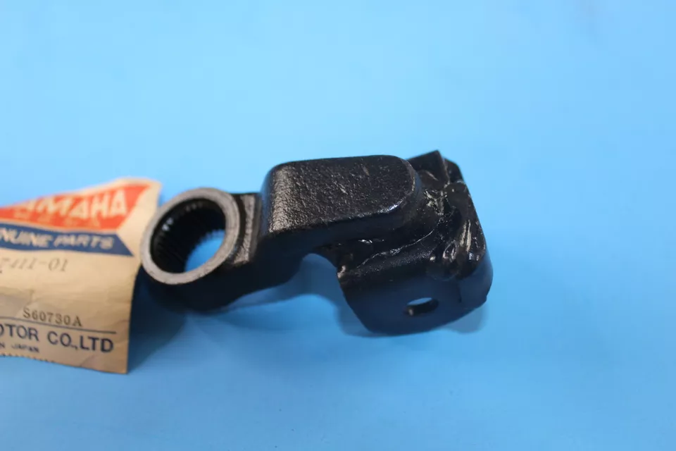 Apoio para os pés esquerdo NOS Yamaha IT400 MX250 MX400 YZ250 YZ360 YZ400 #431-27411-01 - Imagem 3 de 4