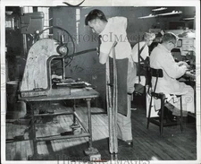 1961 Press Photo Workers at Edison Warren Center, Goodwill Industries, Detroit