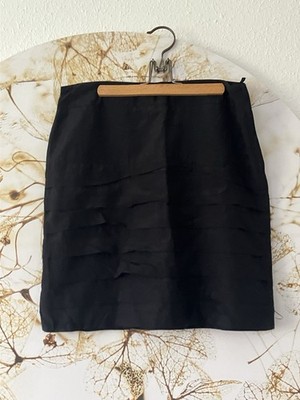 Rock, schwarz, Gr. 38, kurz, mattglänzend, que r-überlappend, edel, feiner Stoff
