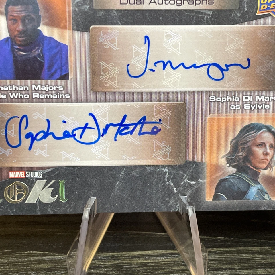 2023 UD S1 Loki Jonathan Majors/Sophia Di Martino Variant Dual Autographs #24/25 - Image 2 of 4