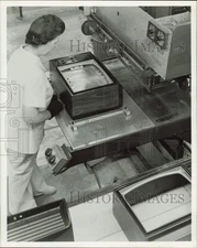 1976 Press Photo PPG Industries fabricating worker operating a machine, Newton