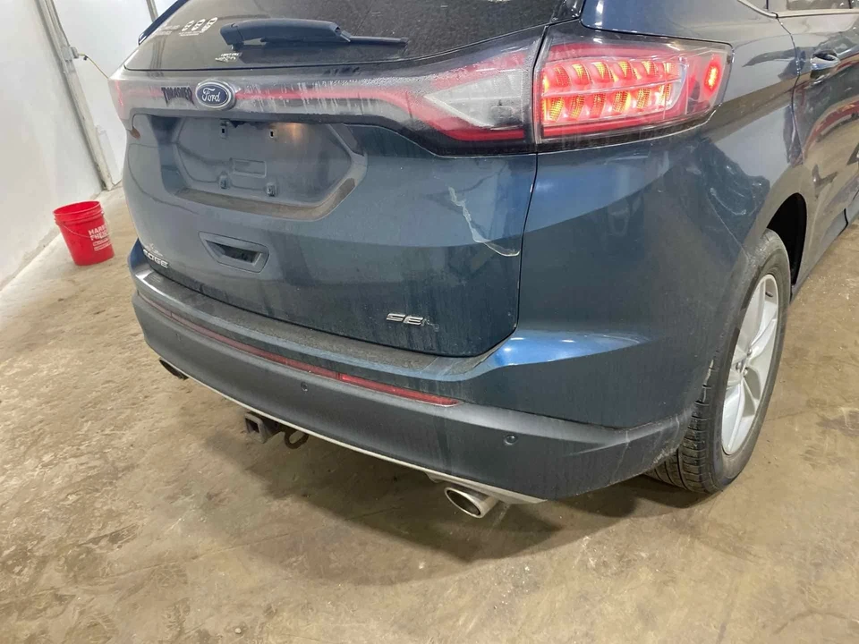 Used Rear Bumper Assembly Rear fits: 2016 Ford Edge SEL park assist w/tow packag Foto 4 de 4