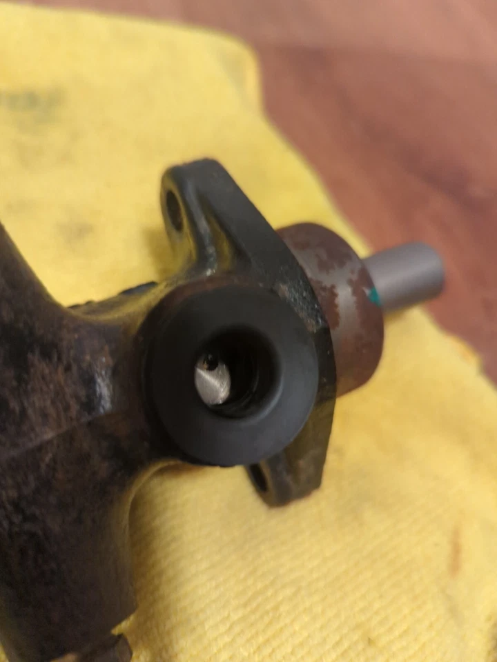 Mercedes Benz 300D W123 1981 cilindro maestro de freno Foto 4 de 4