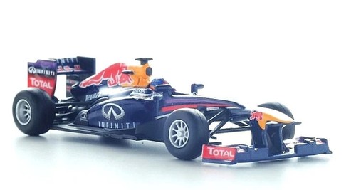Red Bull RB9 No. 1 Sebastian Vettel 2013, Spark 1:64 - Picture 2 of 4