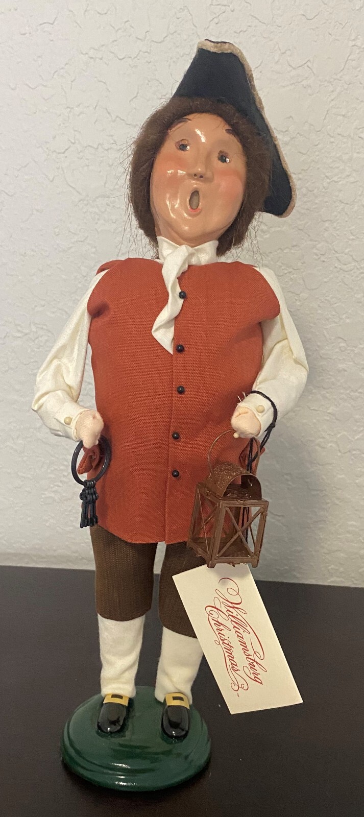 2000 Byers Choice Caroler Williamsburg Tavern Inn Keeper w/ Keys & Lantern 13