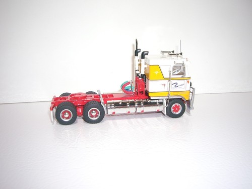 HIGHWAY REPLICAS 1/64 KW PRIME MOVER COE SLEEPER CAB & 53' TRIAXLE REEFER VAN - Picture 12 of 14