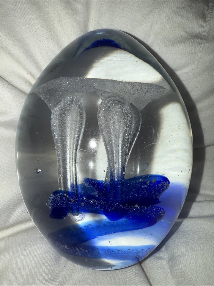 Pisapapeles Pier 1 Importación Vidrio Transparente en Forma de Huevo Burbuja/Tallo Azul Seta. Foto 2 de 4