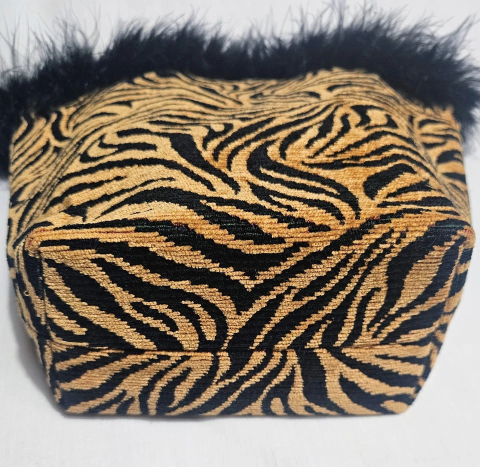 Cartera Jacquard Artesanal Estampado Animal con Acento de Boa Negra ÚNICA EN SU CLASE Foto 3 de 4