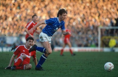1989 FA Cup Millwall v Liverpool Kevin O�Callaghan of Millwall get- Old Photo
