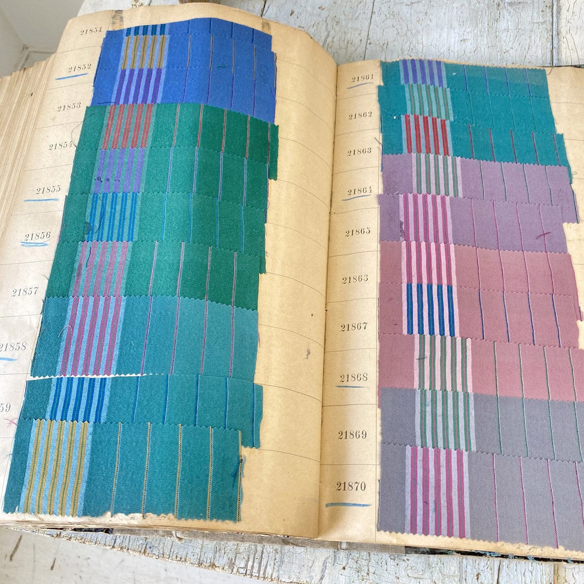 洋書 EUROPEAN TEXTILE PATTERNS 1 44331.jpg