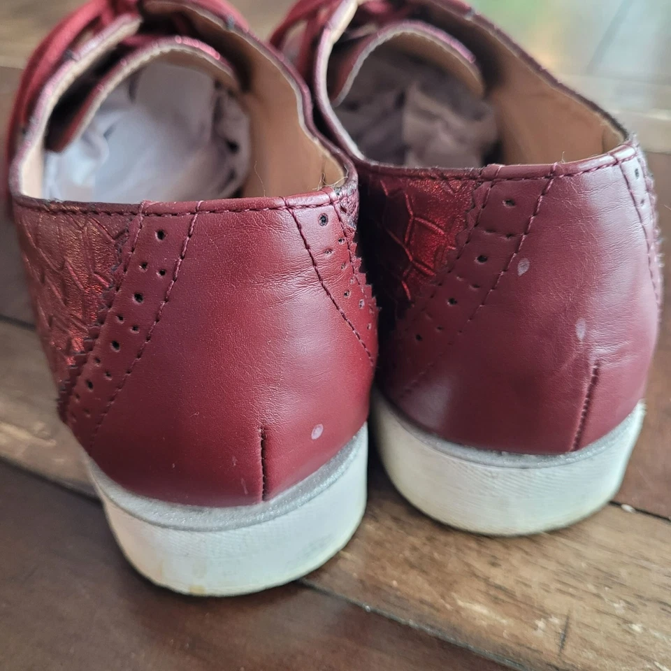 Carvela Burgundy Leather Oxford Shoes With Crocodile Print & Lace-Up Design Size - Image 3 of 4