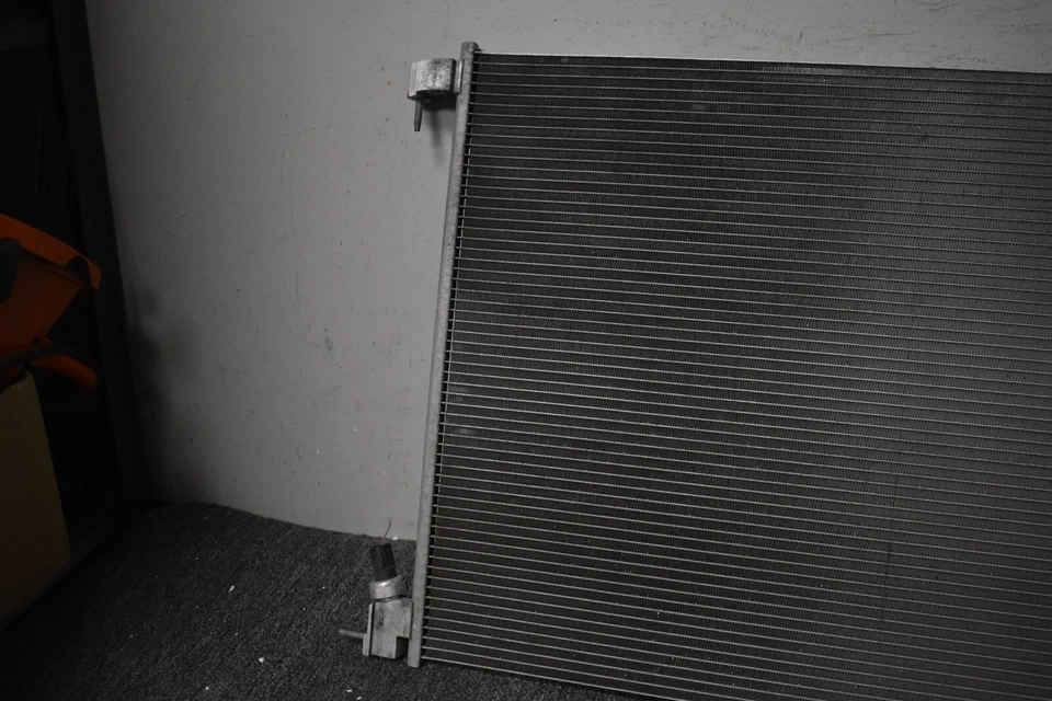 Mercedes Benz C63 AMG S 2015-2020 base radiador OEM de fábrica Foto 2 de 4