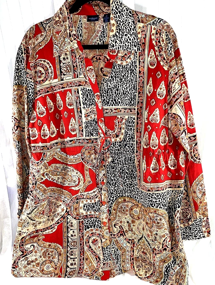 Blusa abotonada para mujer Westbound 1X roja con estampado de animales y cachemira adornada Foto 2 de 4