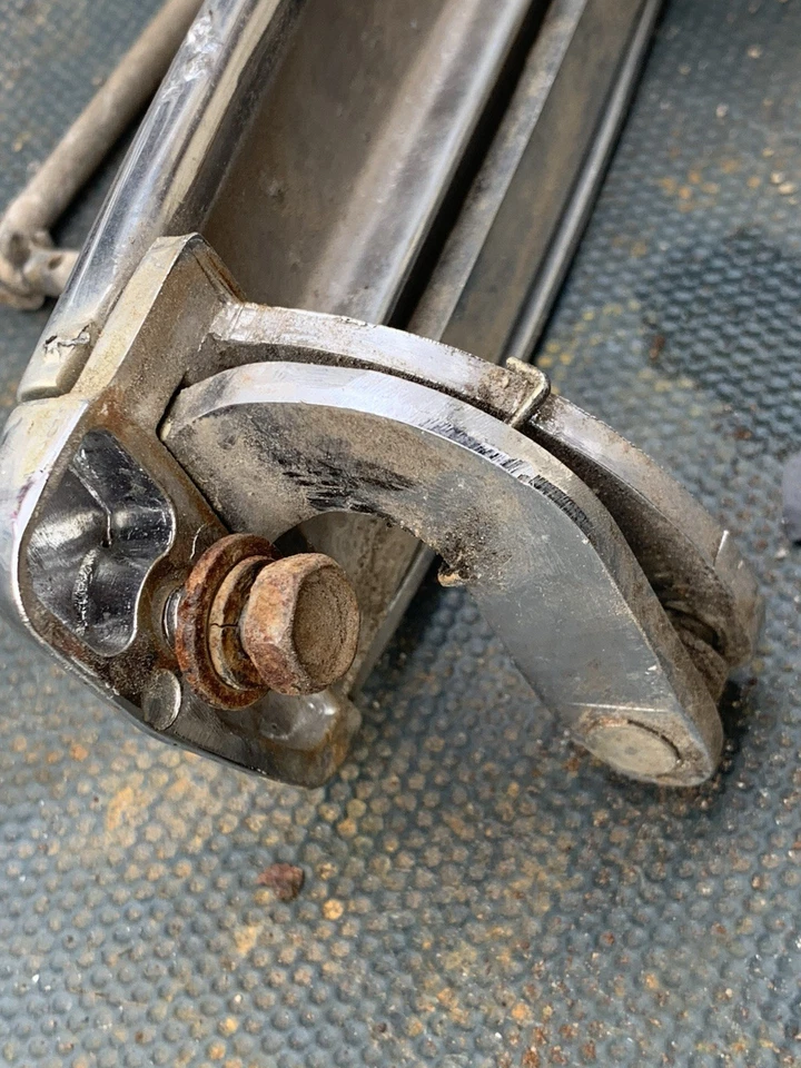 Manija de puerta trasera exterior Toyota Land Cruiser FJ55 1967-1974 CROMADA OEM usada bonita Foto 3 de 4