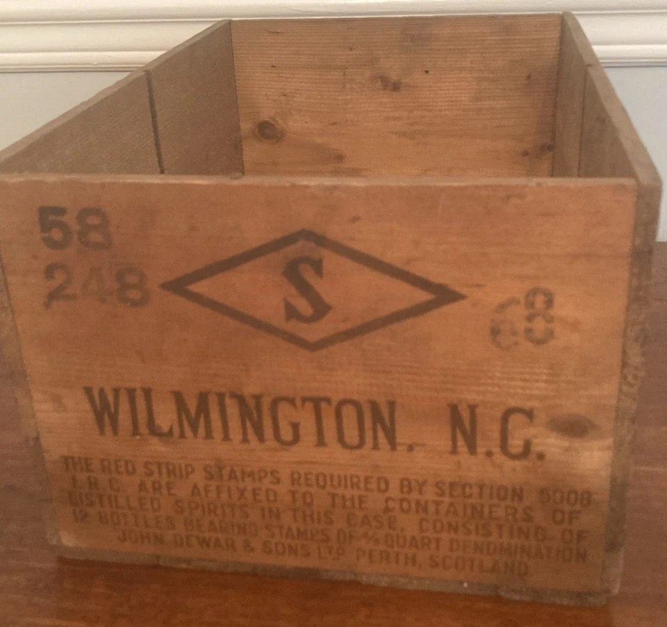 复古 Dewar's 白色标签苏格兰威士忌箱 Wilmington, N.C. 17 X 11 X 9 — 第 2/4 张图片
