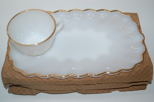 Vintage Anchor Hocking Milk-White 22k. Goldrand 8-teiliges Snack-Set - 4 Tassen, 4 Tabletts - Bild 2 von 3