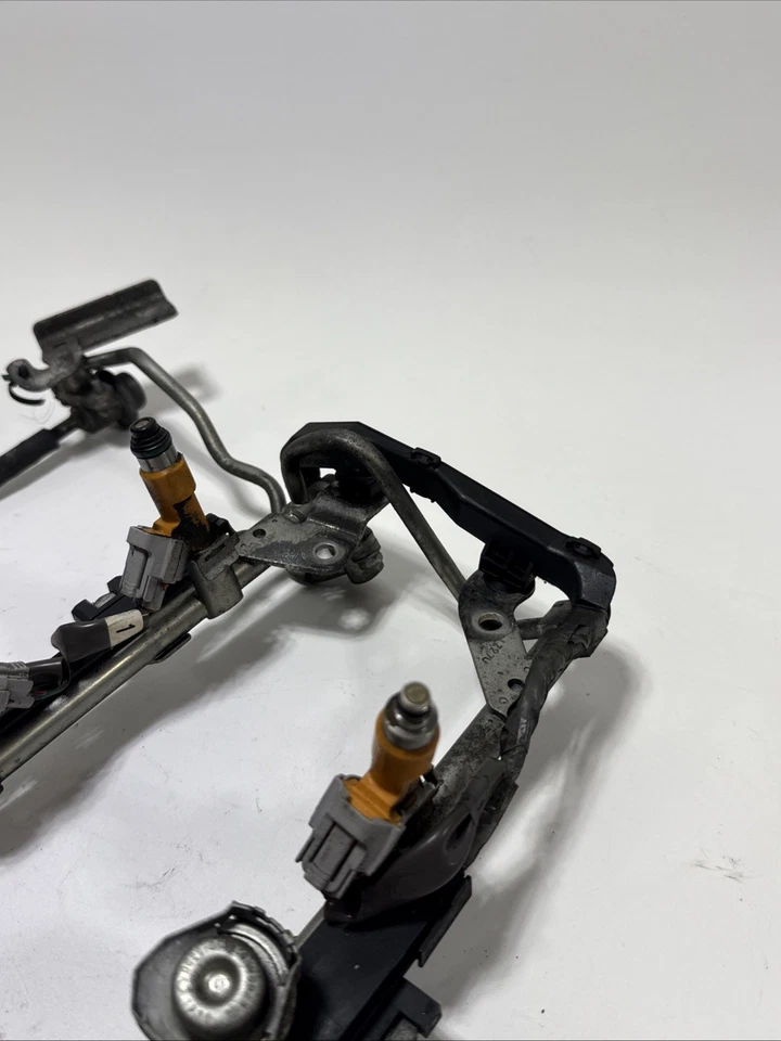 Infiniti G37 V36 M37 2008-2013 riel de combustible con inyectores juego usado OEM Foto 4 de 4