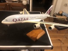AIRBUS A380 QATAR AIRWAYS REG: A7-APA mit Holzständer -1/200- in Verpackung