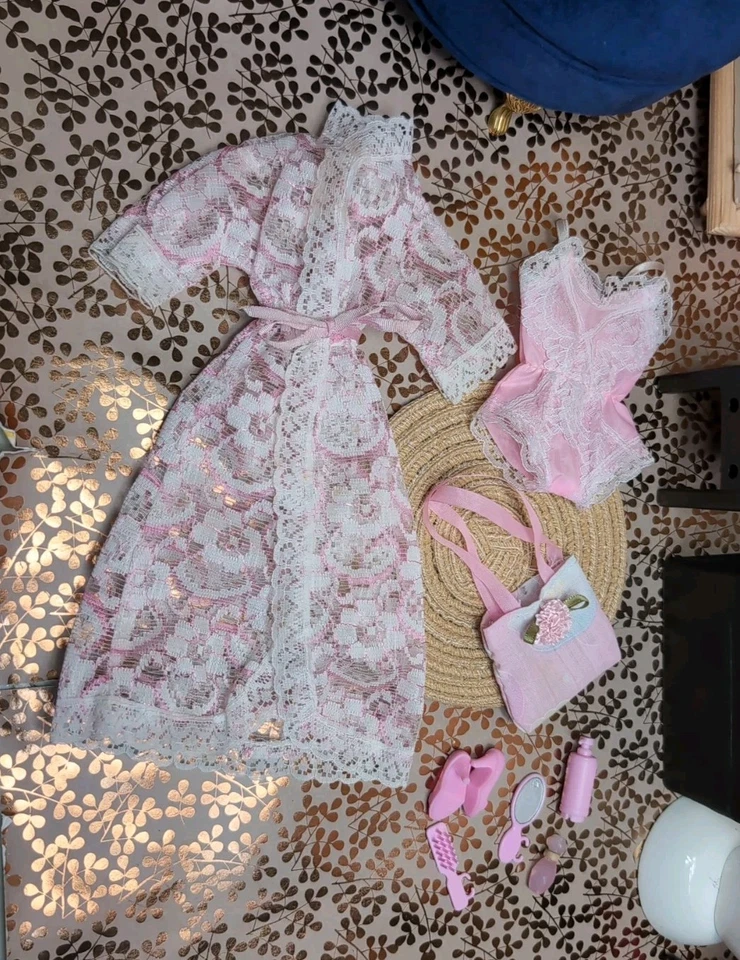 Conjunto clon Barbie vintage - bata de encaje, peluche, zapatos de salón, artículos de tocador y bolso Foto 3 de 4