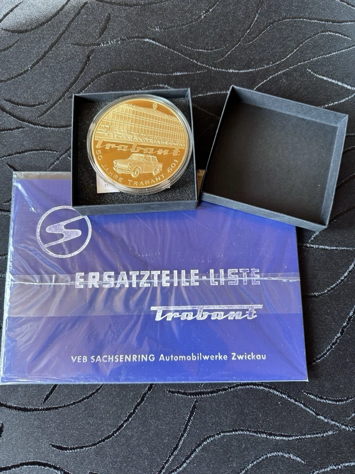 Vergoldete Gedenkmedaille, 50. Jubiläum Trabant 601 S, 2014 und Ersatzteilliste - Bild 1 von 4
