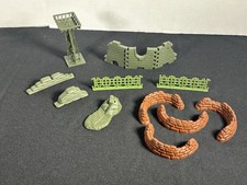 Lot Of 13 Plastic Army Men Accessories Lot 8 