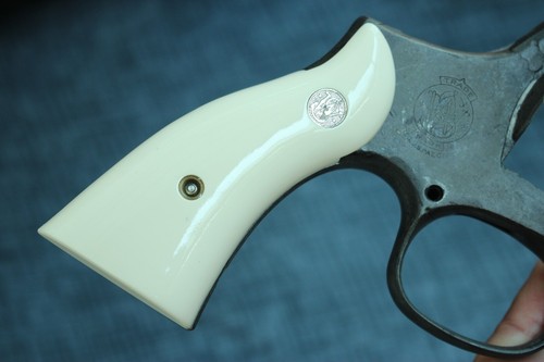 GRIPS FOR S&W K, L FRAME SQUARE BUTT MODEL 66, 617, 686 RESIN IVORY # SILVER MED - Picture 19 of 23