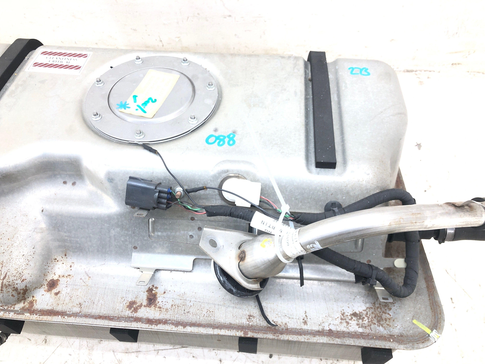 2009 ASTON MARTIN V8 VANTAGE FUEL TANK ASSEMBLY W/FUEL PUMP 8G339C133AA OEM