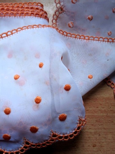 splendido MERLETTO a SMERLI su ORGANZA * BIANCO a pois ARANCIONE * h. cm 12 - Foto 2 di 3