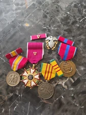 US NAVY OFFICER VIETNAM STERLING SILVER OFFICER BADGE -LEGION MERIT MEDAL + V