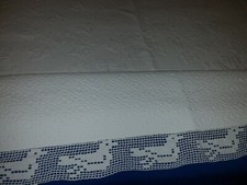 Copriletto antico matrimoniale in piquet broccato con merletto lavorato a mano 