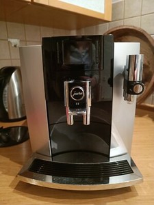 Jura Kaffeevollautomat E8 inkl gratis Reinigungszubehör