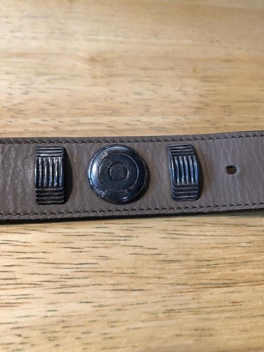 Cinturón de cuero para mujer Escada bronceado plateado geométrico diseño de tachuelas 42 EE. UU./L * - Imagen 11 de 13