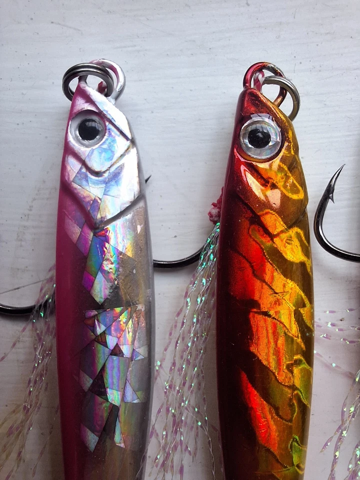 Señuelos de Pesca de Agua Salada - Multipack de 8 Colores MEZCLADOS + Caja de Señuelos de Pesca Foto 3 de 4